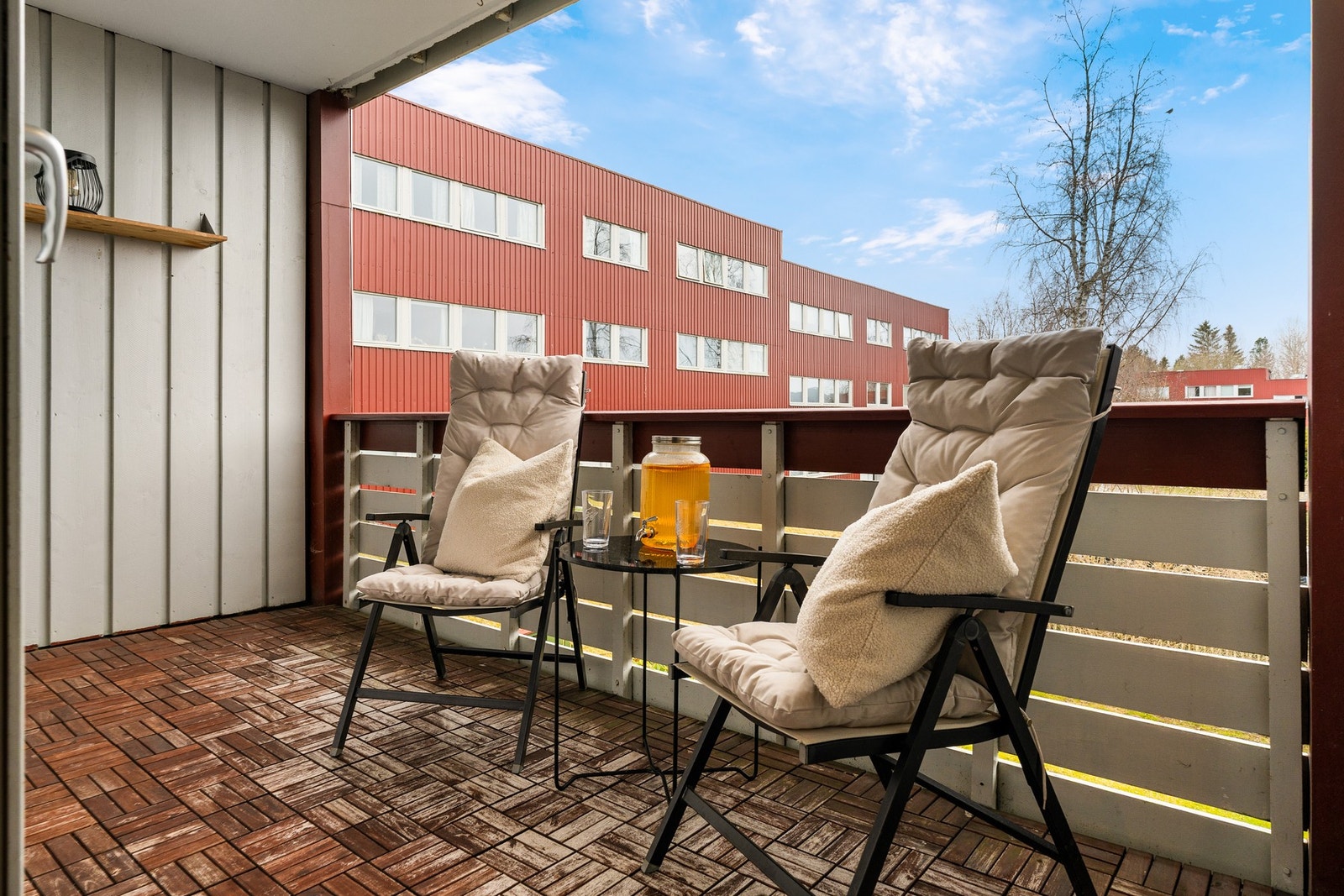 Vestvendt balkong med gode solforhold. Sol fra ca kl. 13.00 - 22.00 sommerstid. Galleribilde