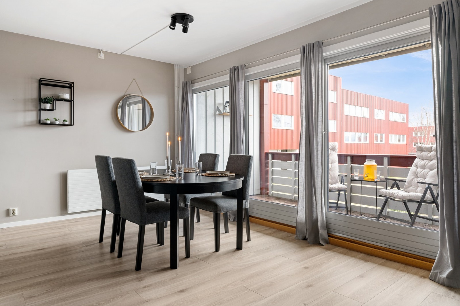 Store vindusflater sørger for godt med naturlig lys inn i rommet. Galleribilde