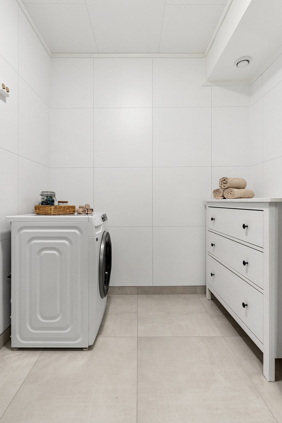 Det er utstyrt med varme i gulv, innredning med servant, opplegg for vaskemaskin, dusjvegger av glass og dusjgarnityr på vegg. Galleribilde