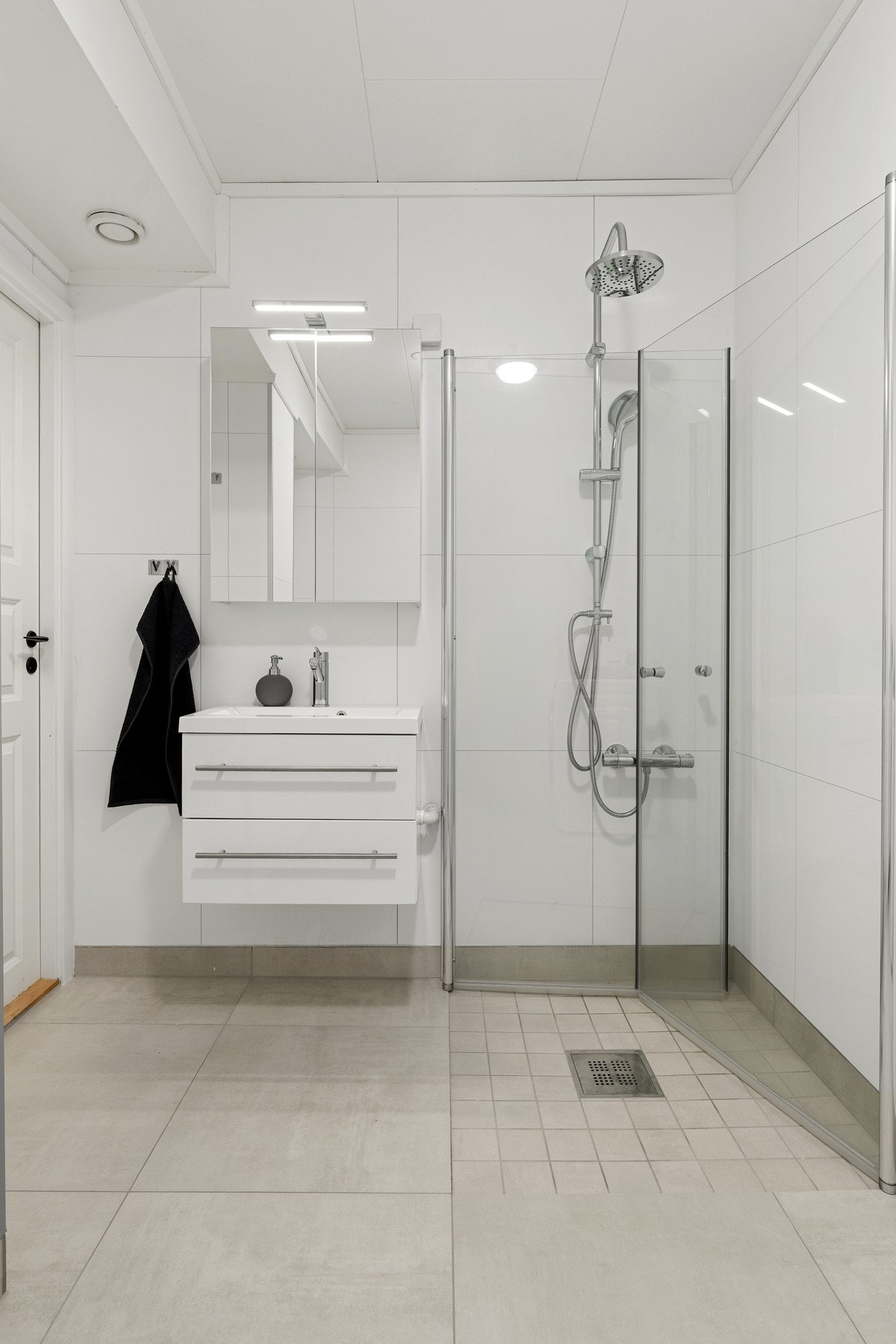 Badet ble renovert i 2022 i moderne stil med flislagt gulv og våtromsplater på vegg. Galleribilde