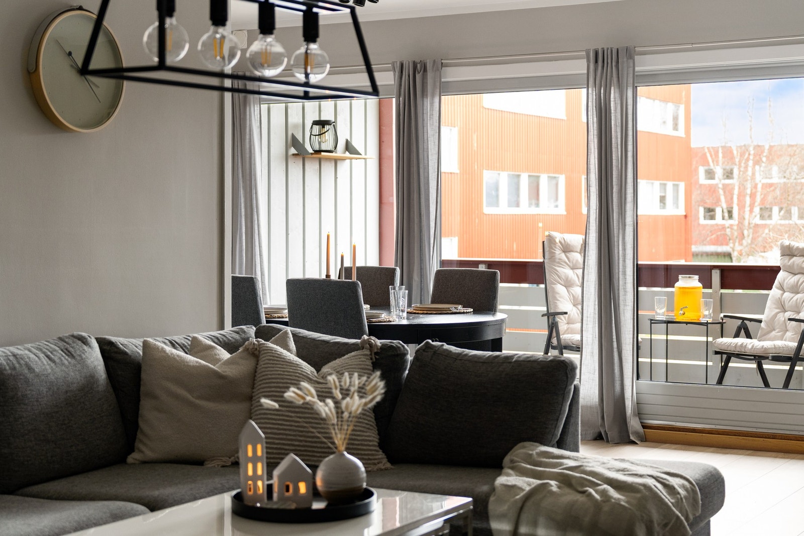 Stue og kjøkken utgjør til sammen hele 37,6 m². Galleribilde