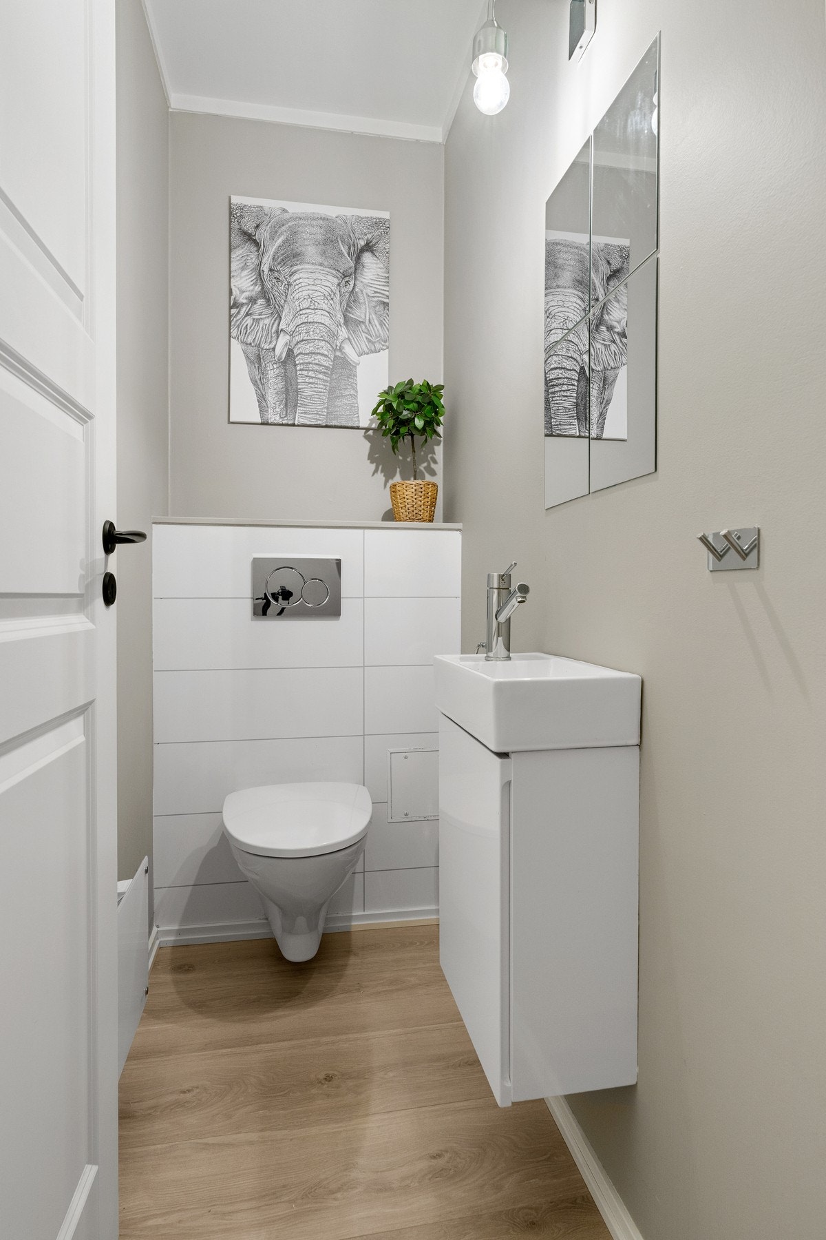 Lyst og pent WC-rom vegg-i-vegg med badet. Galleribilde