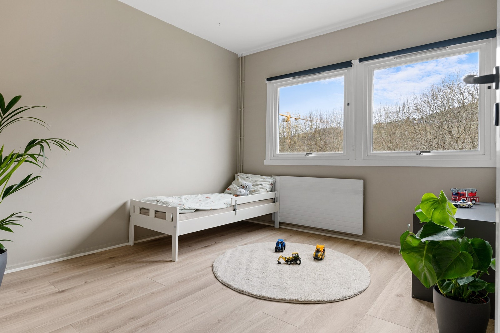 Soverom 2. Tre av soverommene er østvendte og oppleves som svale også på sommeren. Galleribilde