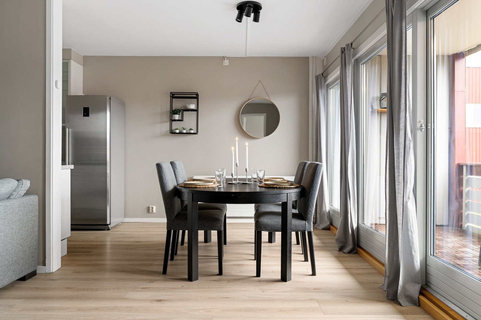 Leiligheten oppvarmes av fjernvarme via radiatorer. Galleribilde