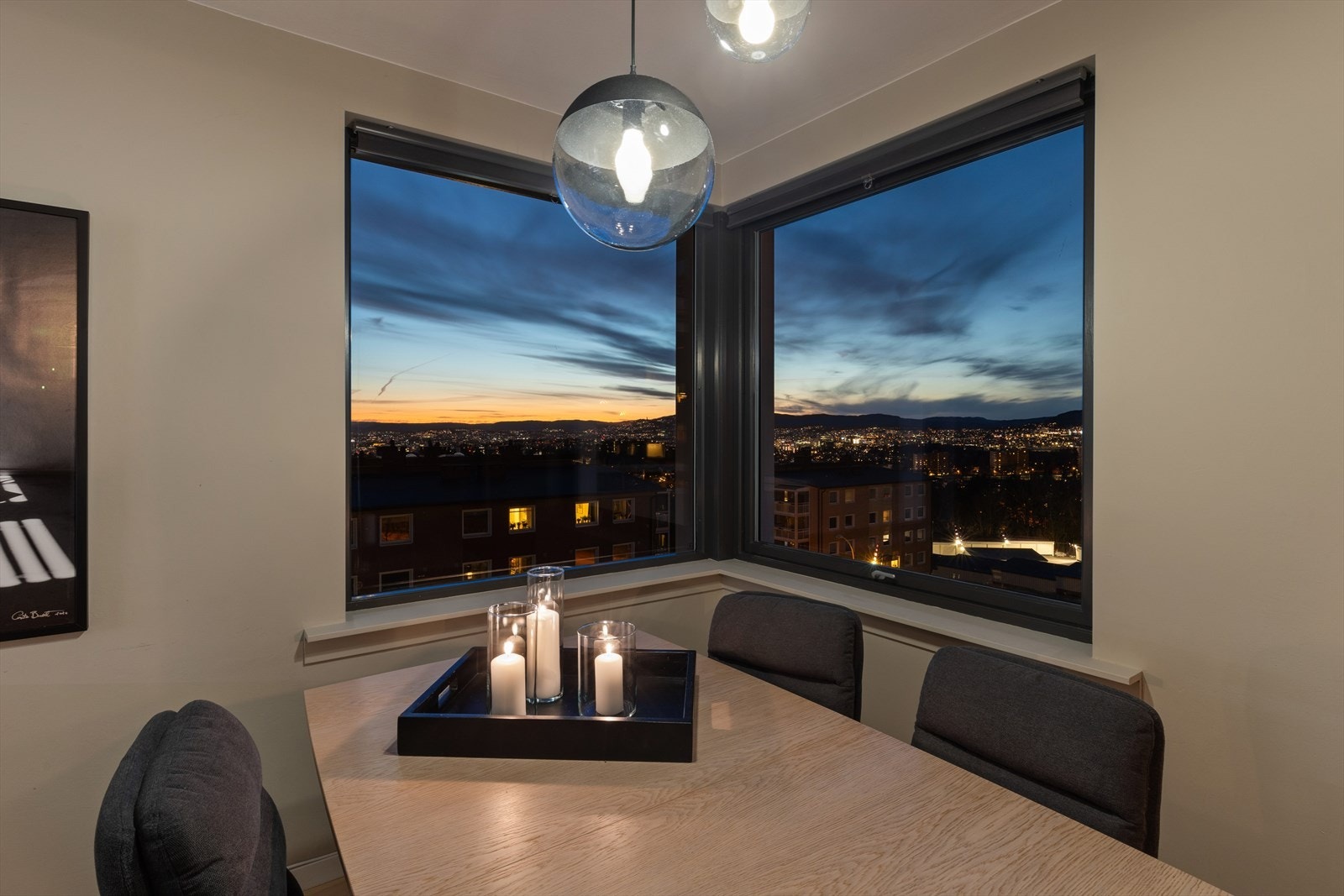 Her kan man nyte et deilig måltid mens man beundrer den fantastiske utsikten! Galleribilde