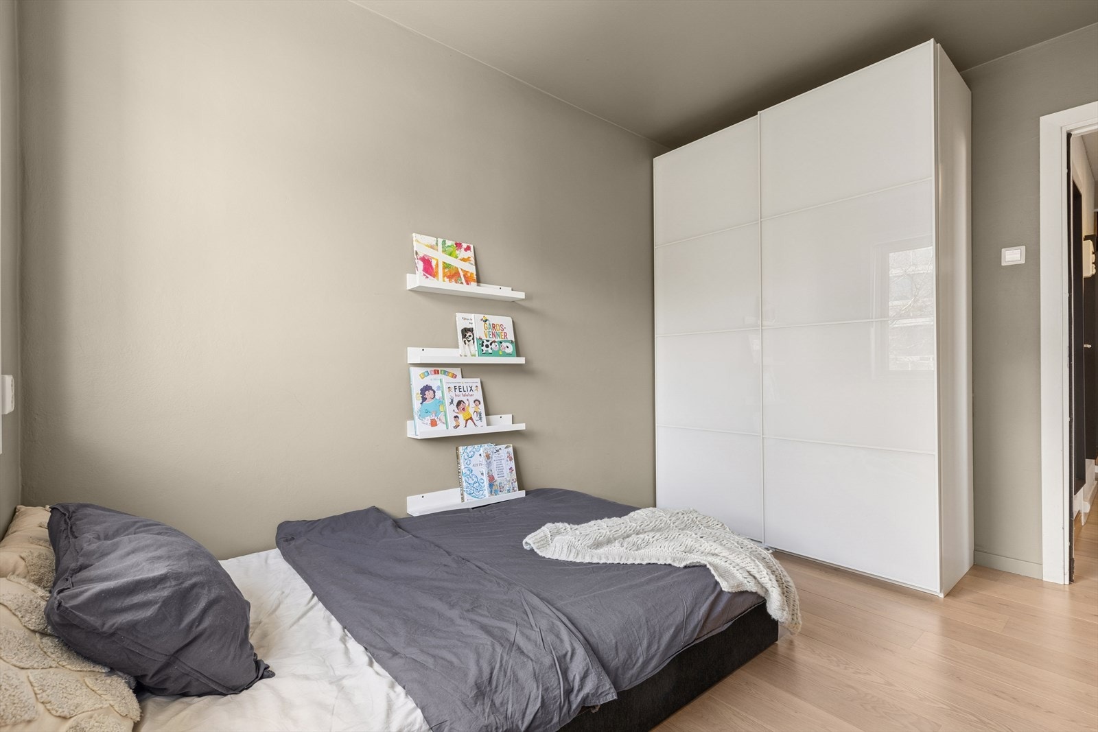 Romslig soverom II, perfekt som barnerom, gjesterom eller kontor. Galleribilde