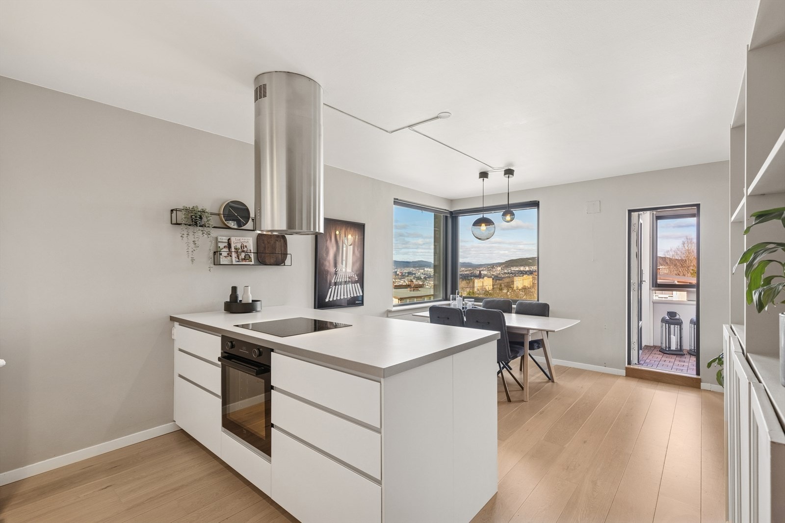 En åpen spisestue/kjøkken løsning med god plass til spisebord - perfekt i hverdagen! Galleribilde