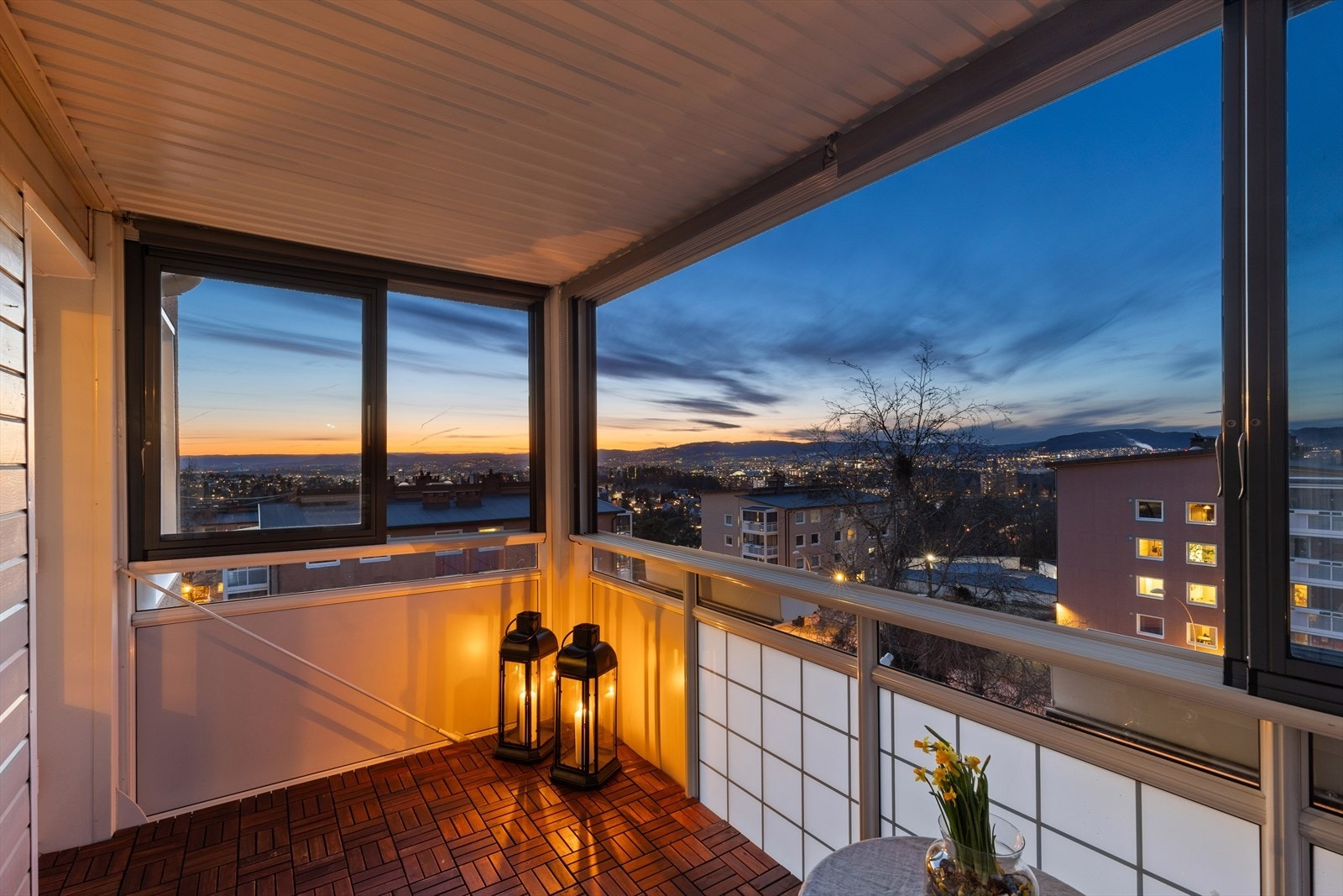 Lekker utsikt fra balkongen også på kveldstid! Galleribilde