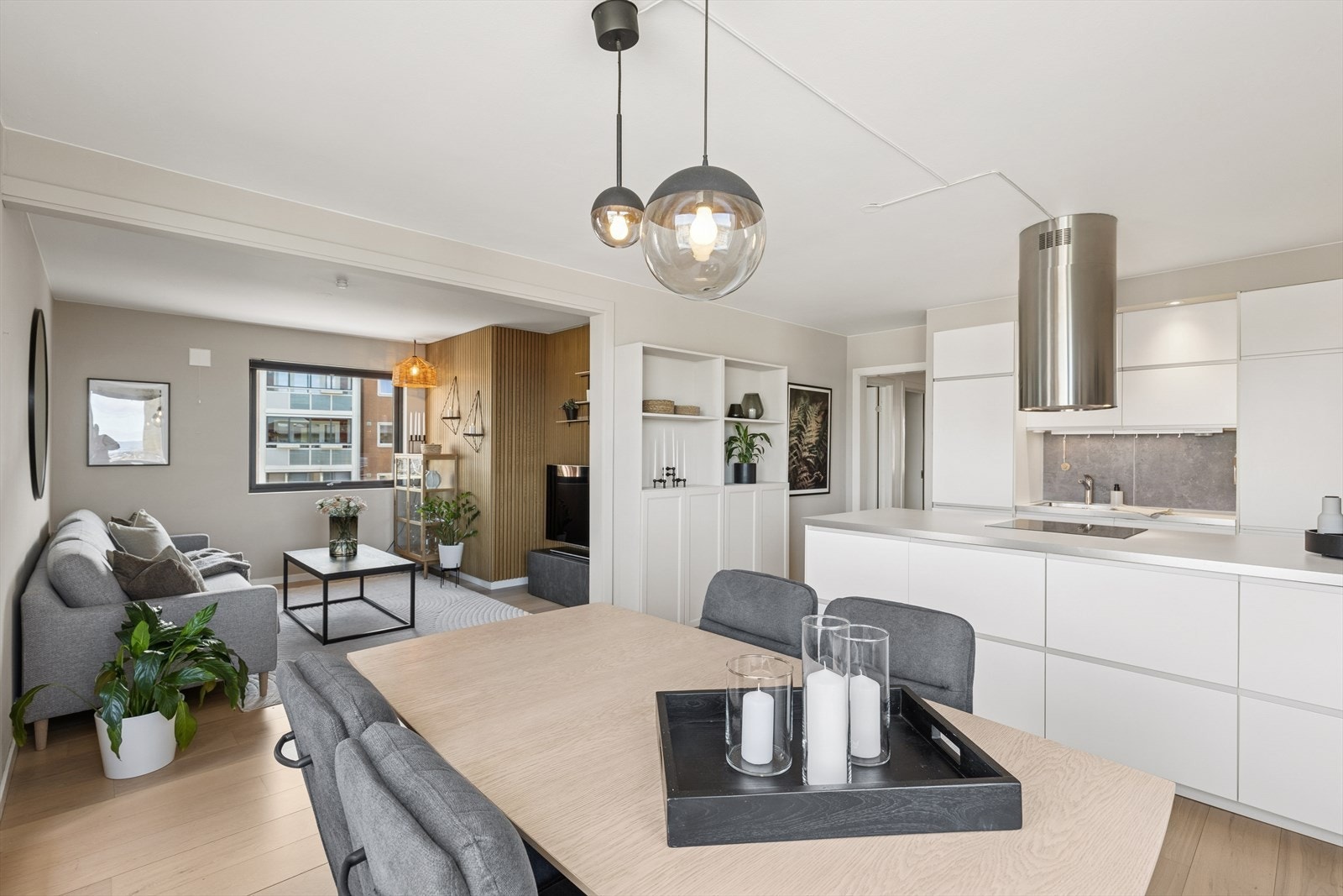 Stuen og kjøkken sammen med spisestue har en smart åpen planløsning. Galleribilde