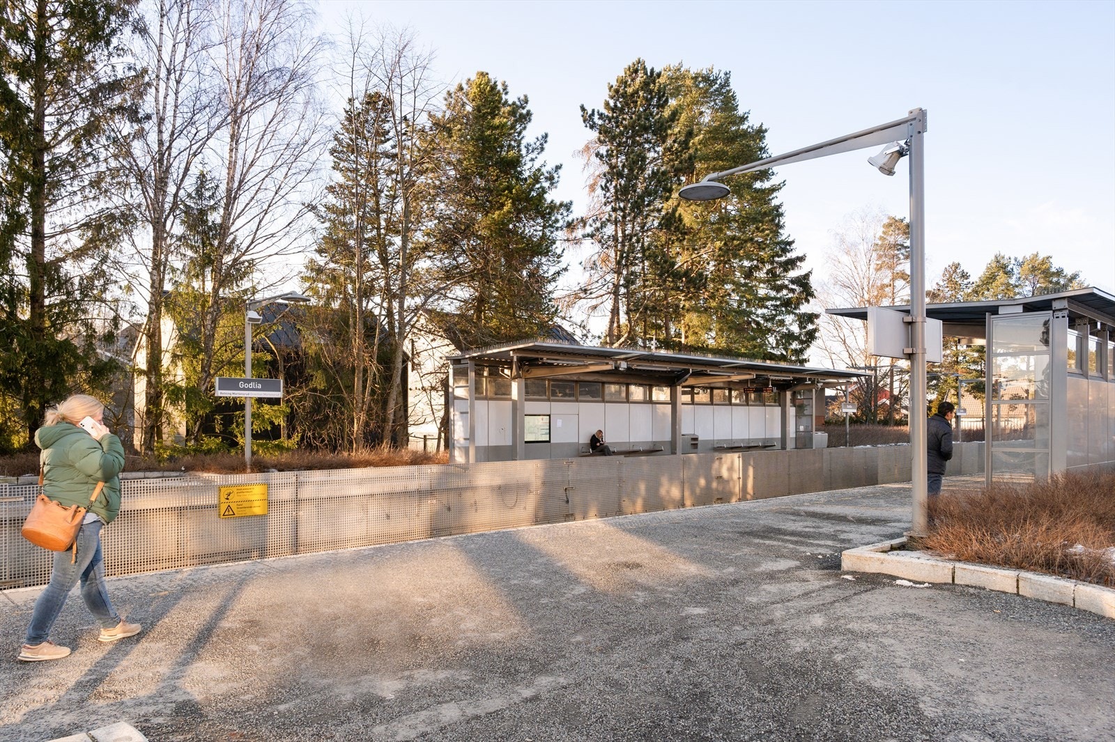 Ca 7 minutters gange til T-banen på Godlia som tar deg til sentrum på 15 minutter. Galleribilde