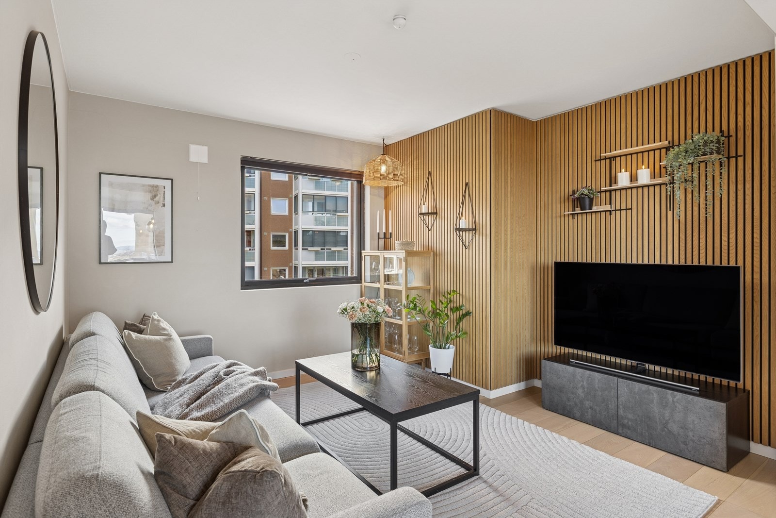 Boligen har store vindusflater som slipper inn rikelig med naturlig lys. Galleribilde