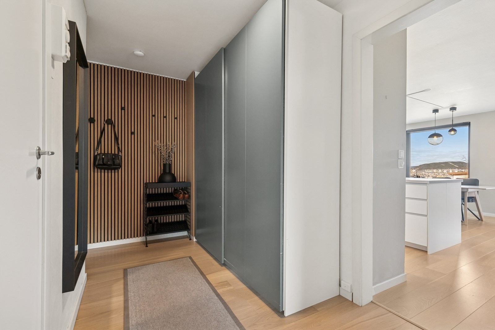 Åpen og luftig entré med god plass til oppbevaring av sko og yttertøy. Galleribilde