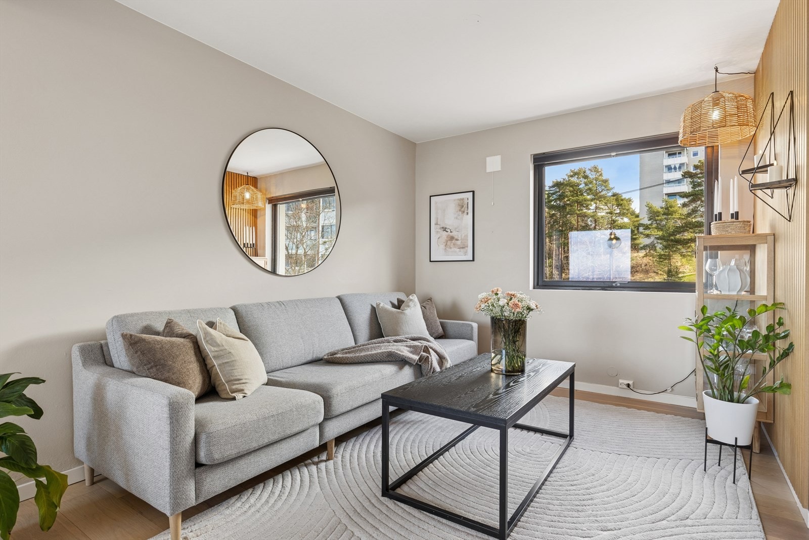 Dette er en leilighet malt i moderne, tidsriktige farger og består av delikate materialvalg. Galleribilde