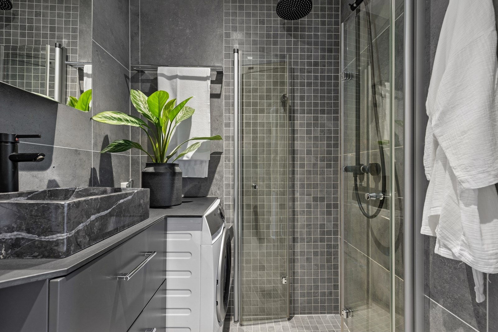 Dusjsonen er dekorert med lekre mosaikkfliser. Galleribilde