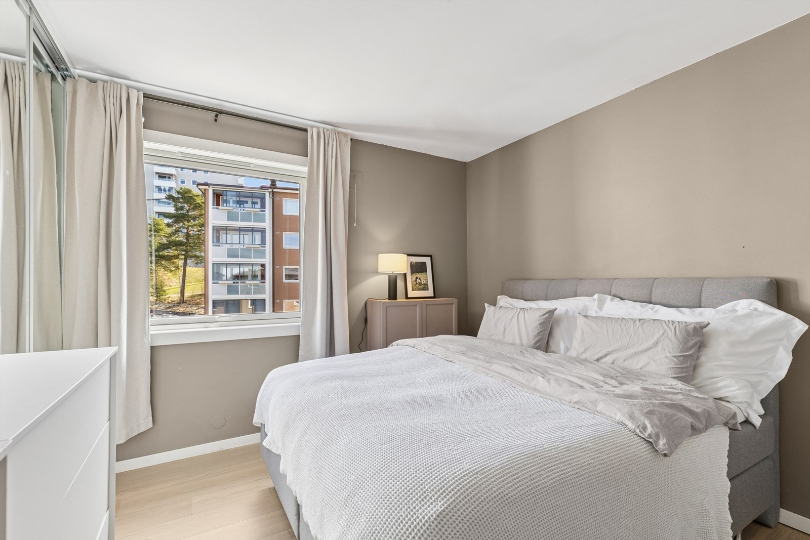 Stort og luftig hovedsoverom med god plass til både dobbeltseng og garderobeløsninger. Galleribilde