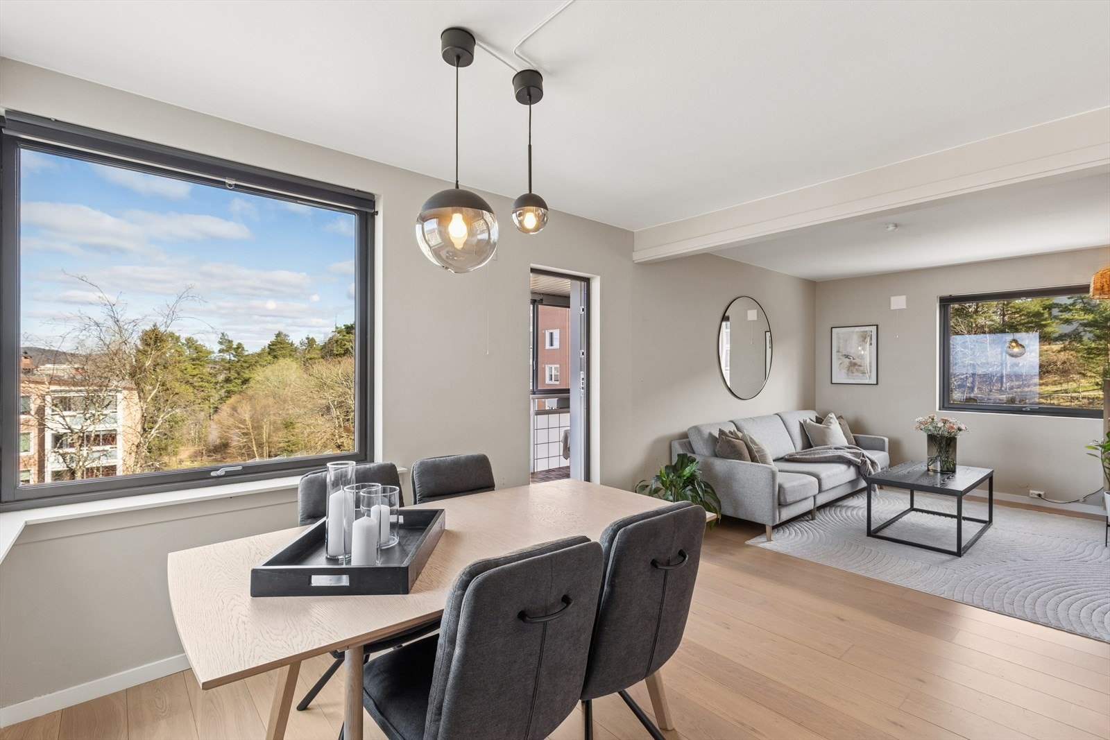 Fra stuen er det utgang til en herlig innglasset balkong på hele 8m². Galleribilde