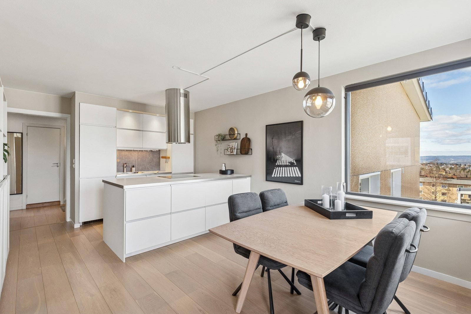 Stilrent og moderne kjøkken med kjøkkenøy som gir rikelig med benkeplass Galleribilde