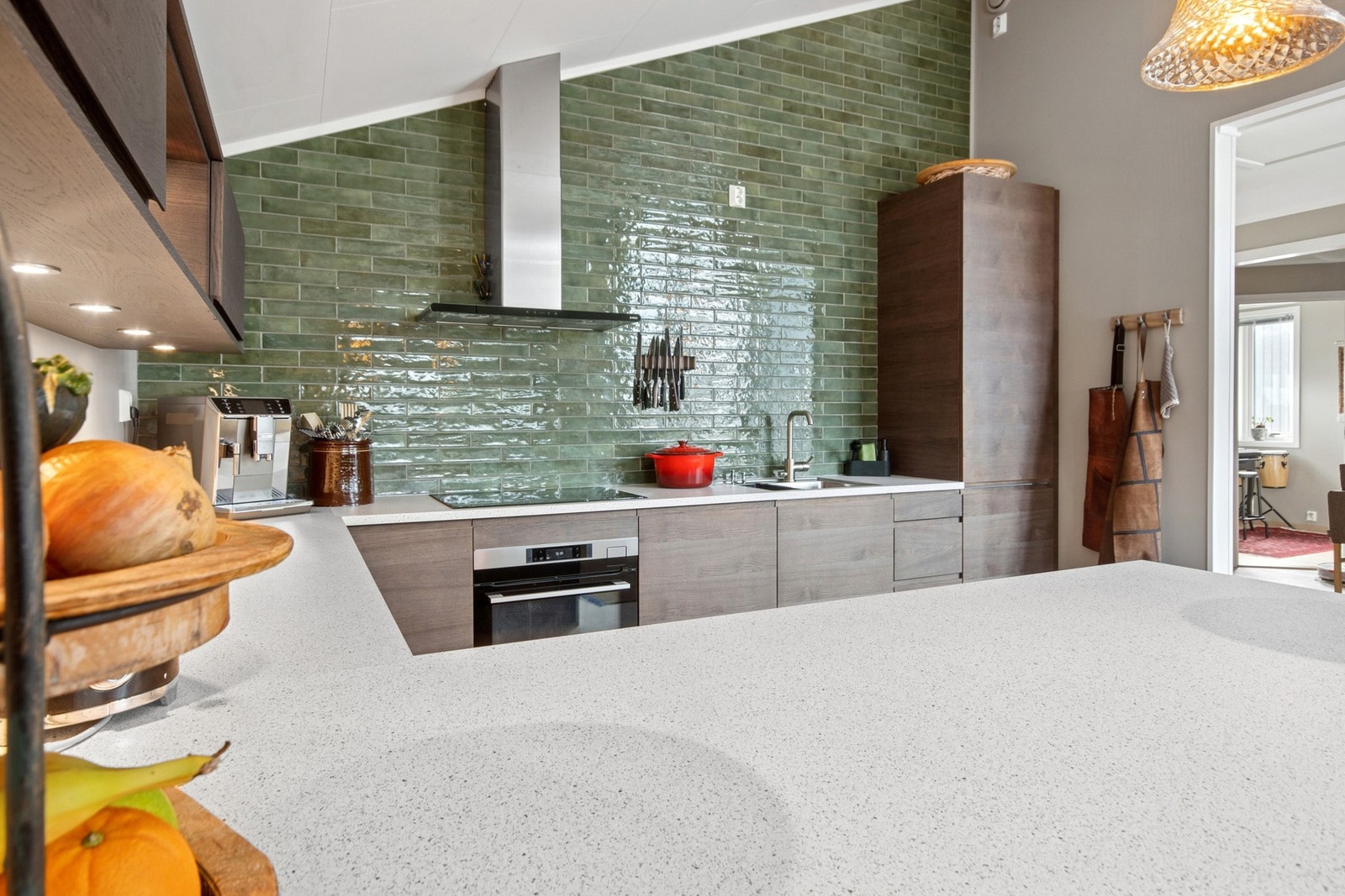 Flotte moderne farger gir et godt inntrykk av kjøkkenet Galleribilde