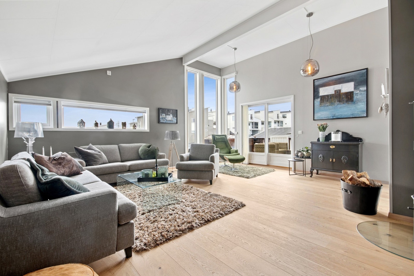 Godt med naturlig lysinnslipp fra vindusflater Galleribilde