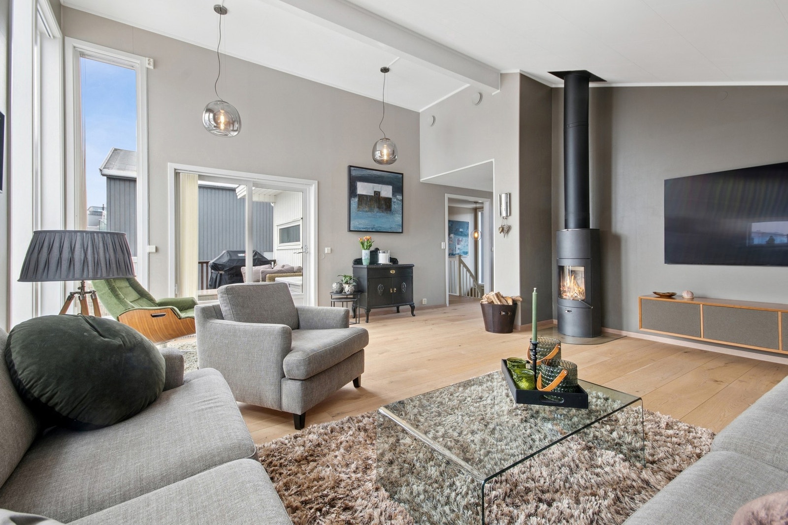 Boligen holder god standard, fra stuen er det direkte utgang til Sørvendt balkong Galleribilde