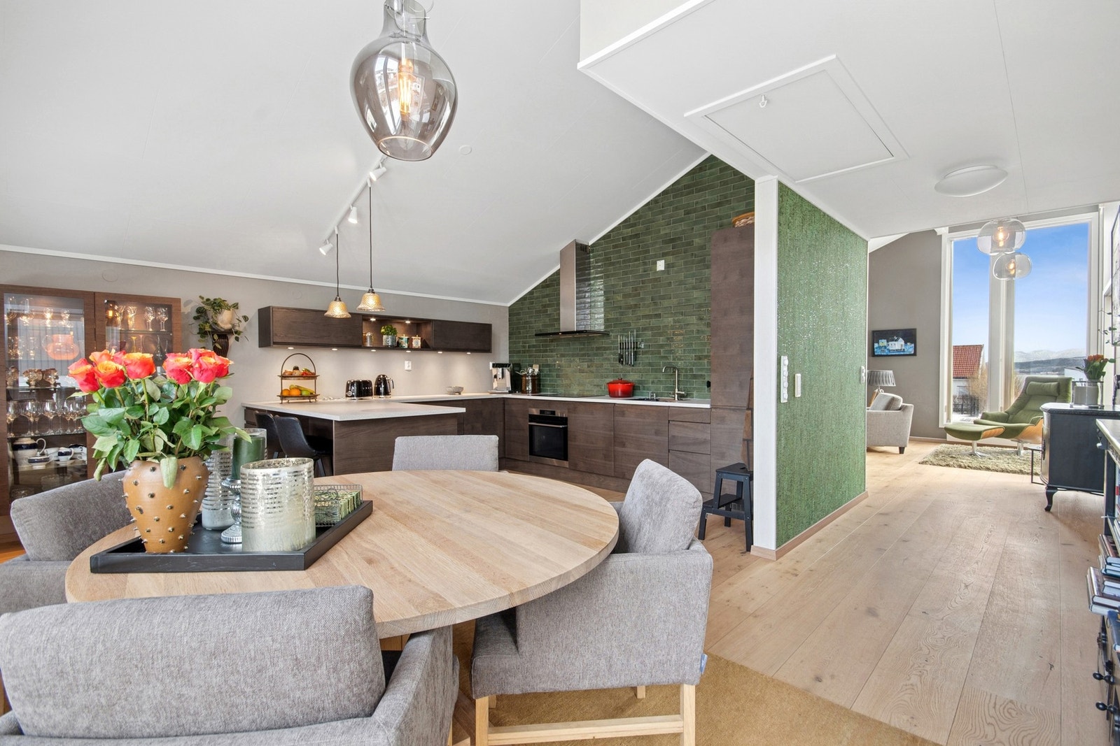 I øverste etasje er det en fin balanse mellom spisestue og stue Galleribilde