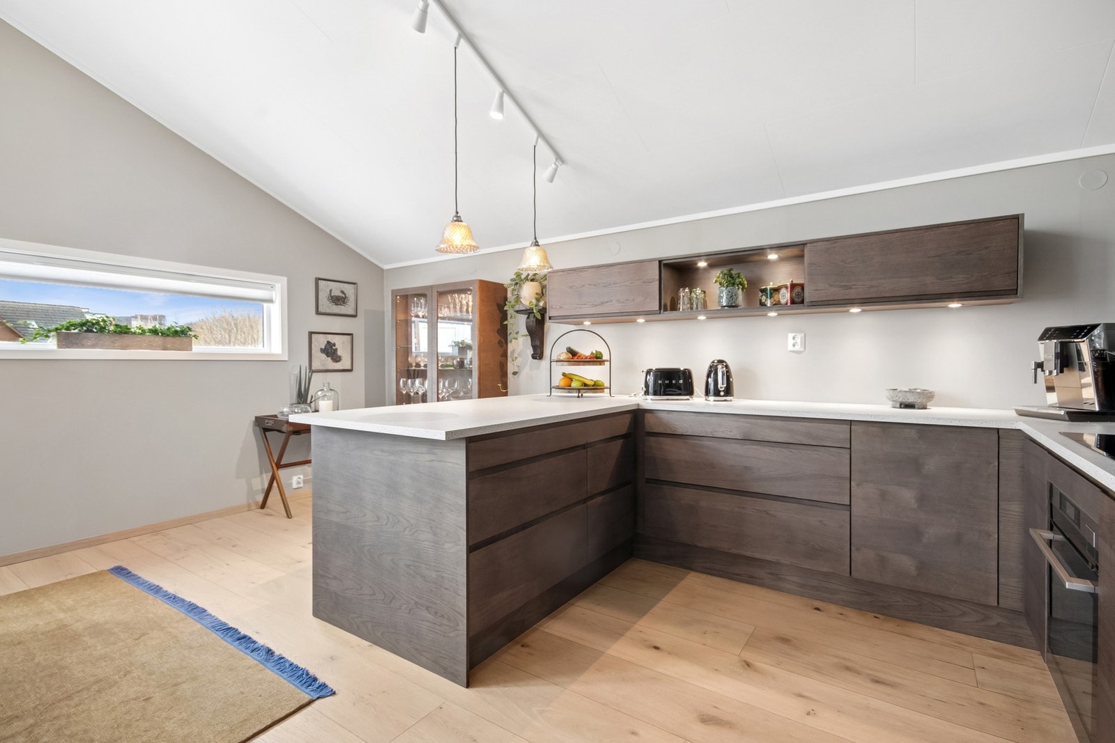 Flott bredplanket Saga Hardwood herdet gulv i store deler av boligen Galleribilde