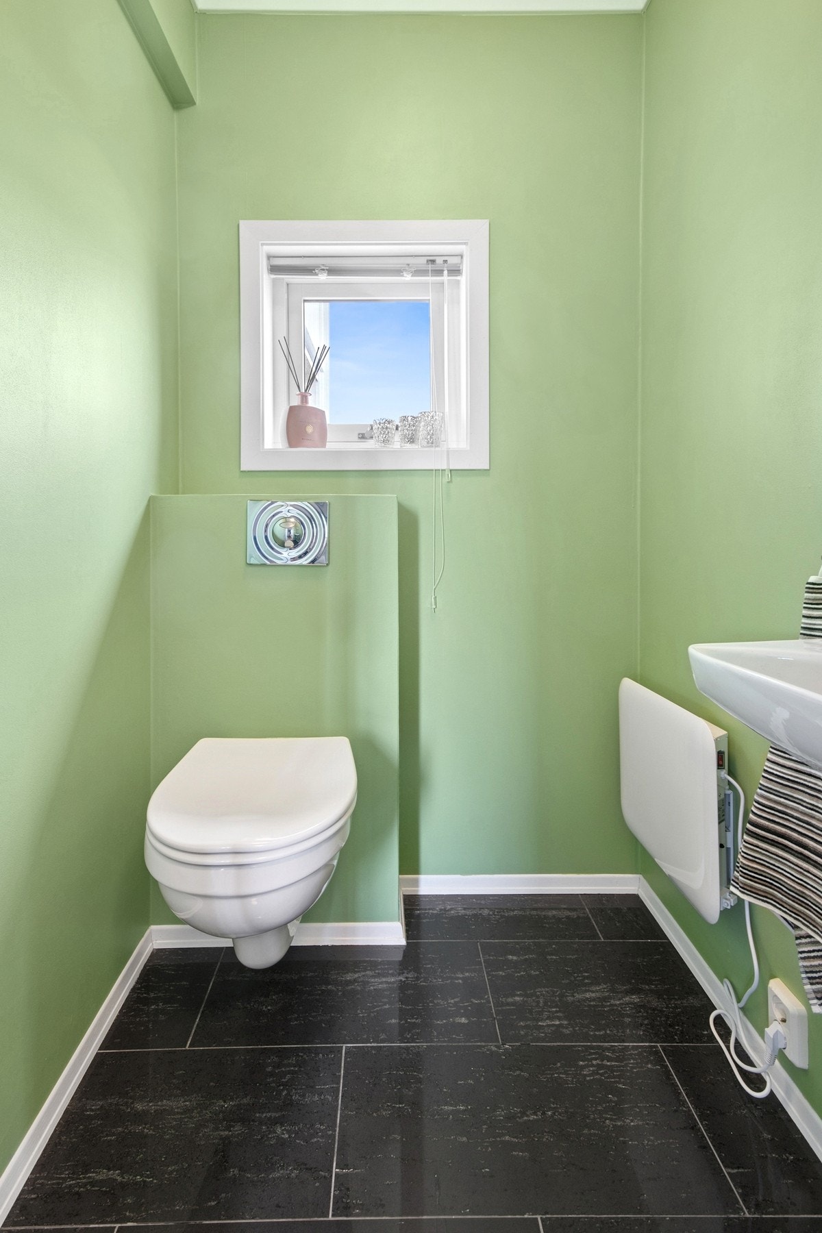 Toalettrom 2. etasje. Rommet er ikke omsøkt eller godkjent hos Bodø kommune og kjøper overtar ansvar og risiko for dette. Galleribilde