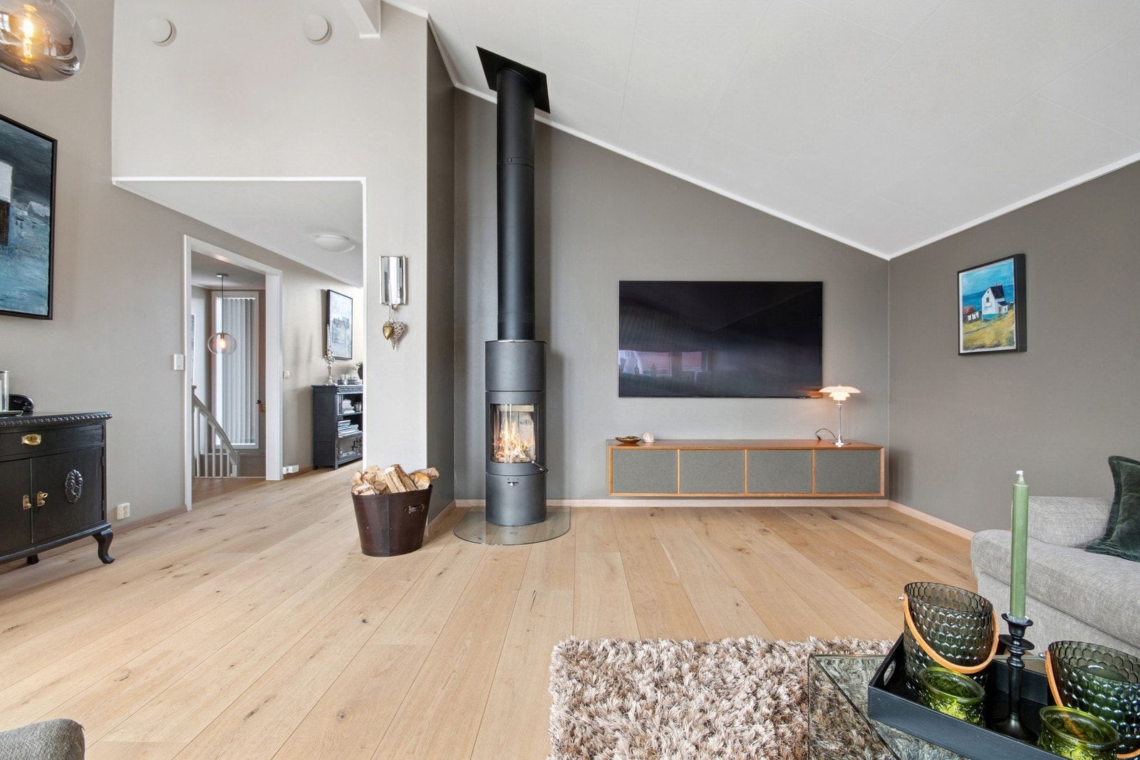 Boligen varmes opp av balansert ventilasjon og vedovn Galleribilde