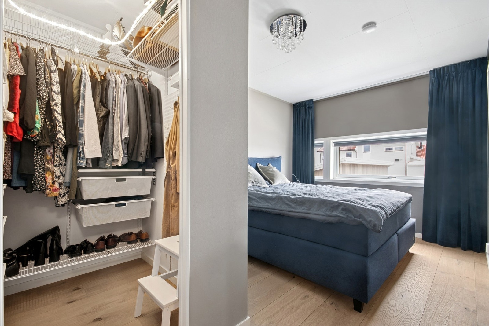 Hovedsoverommet har egen "walk-in" garderobeløsning. Galleribilde