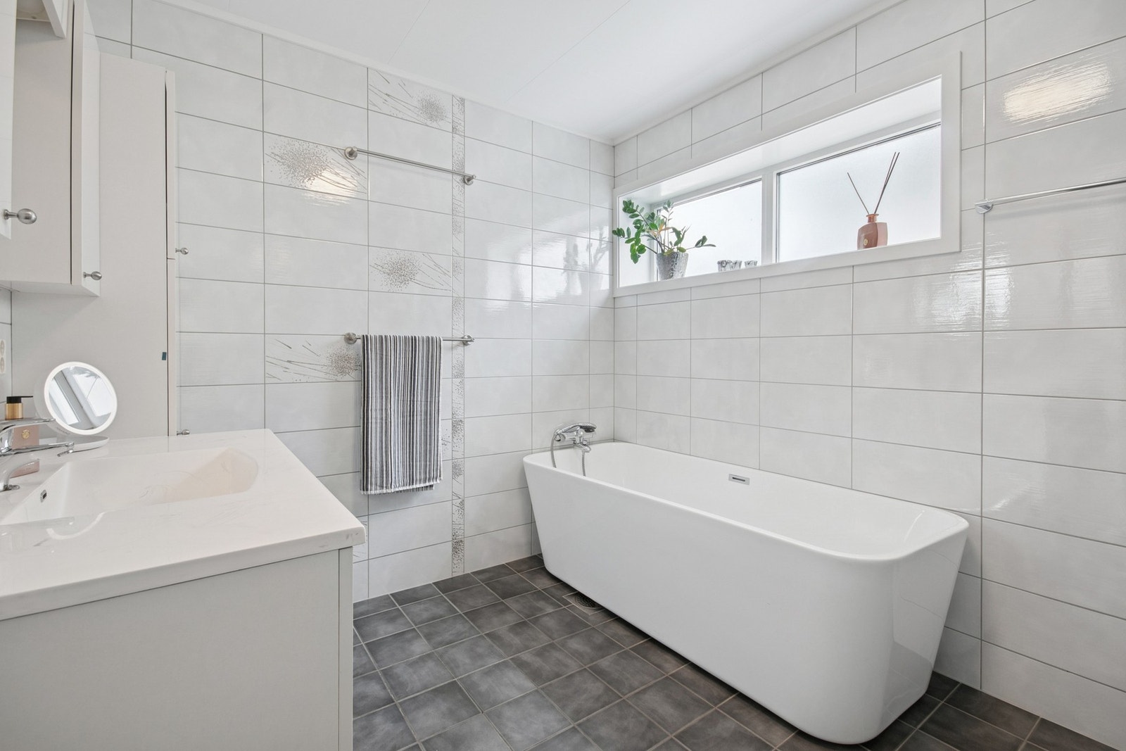 Bad 1. etasje med fliser på gulv og vegg med elektriske varmekabler i gulv Galleribilde