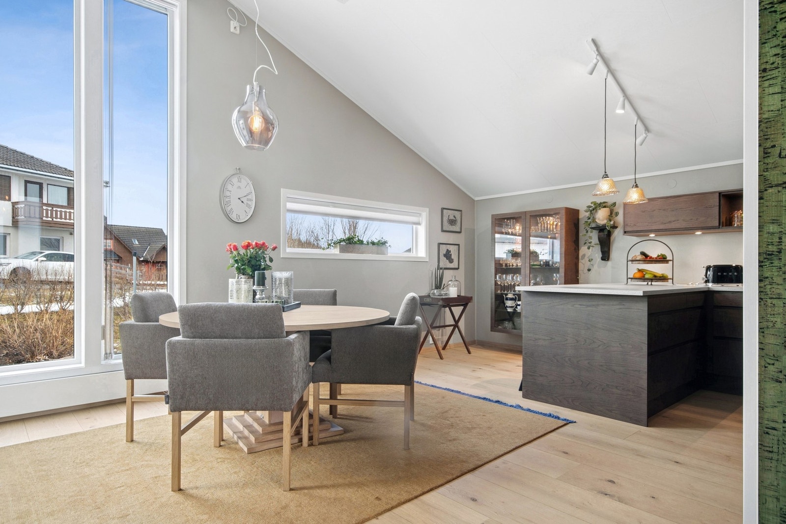 I tilknytning til kjøkken er det god plass for spisestue Galleribilde