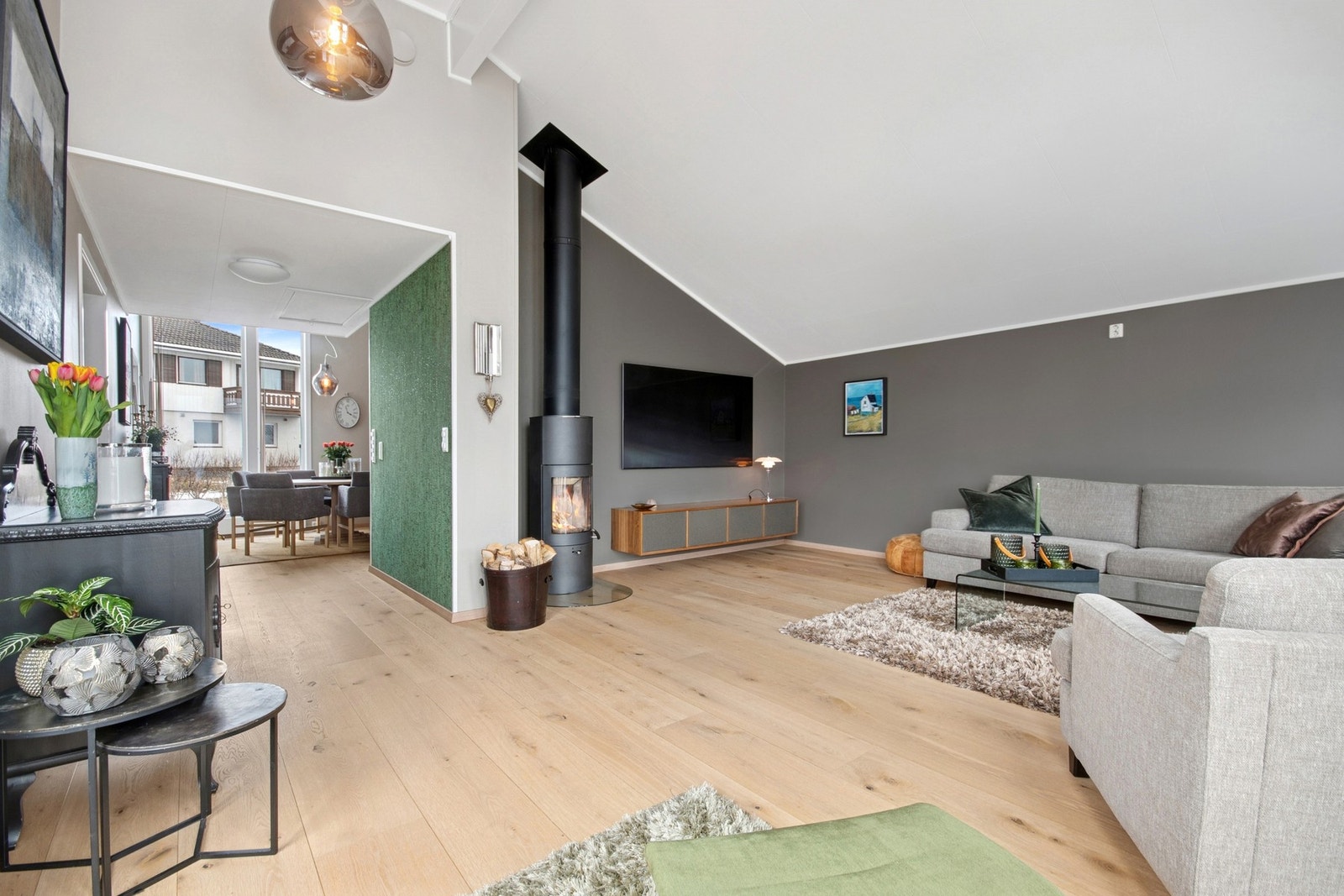 Stuen har en god tilknyttning til spisestue og kjøkken som er på andre siden av gangen Galleribilde