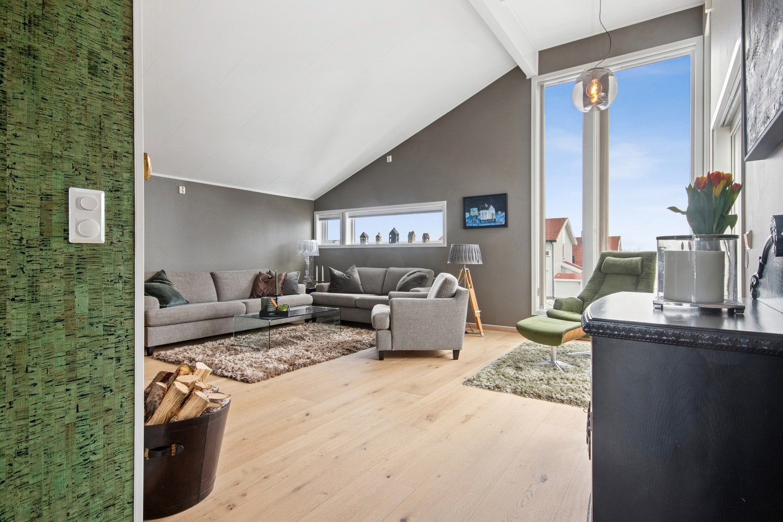 Stuen ligger i eneboligens øverste etasje, og gir godt med naturlig lys og utsikt Galleribilde