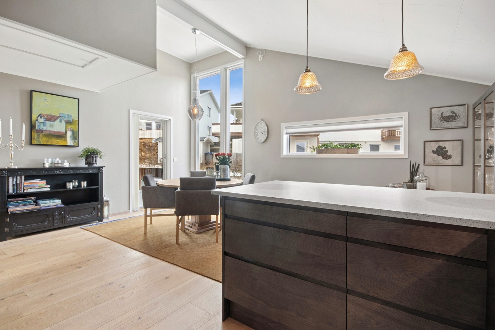 Kjøkkenet som stuen har godt med naturlig lysinnslipp Galleribilde