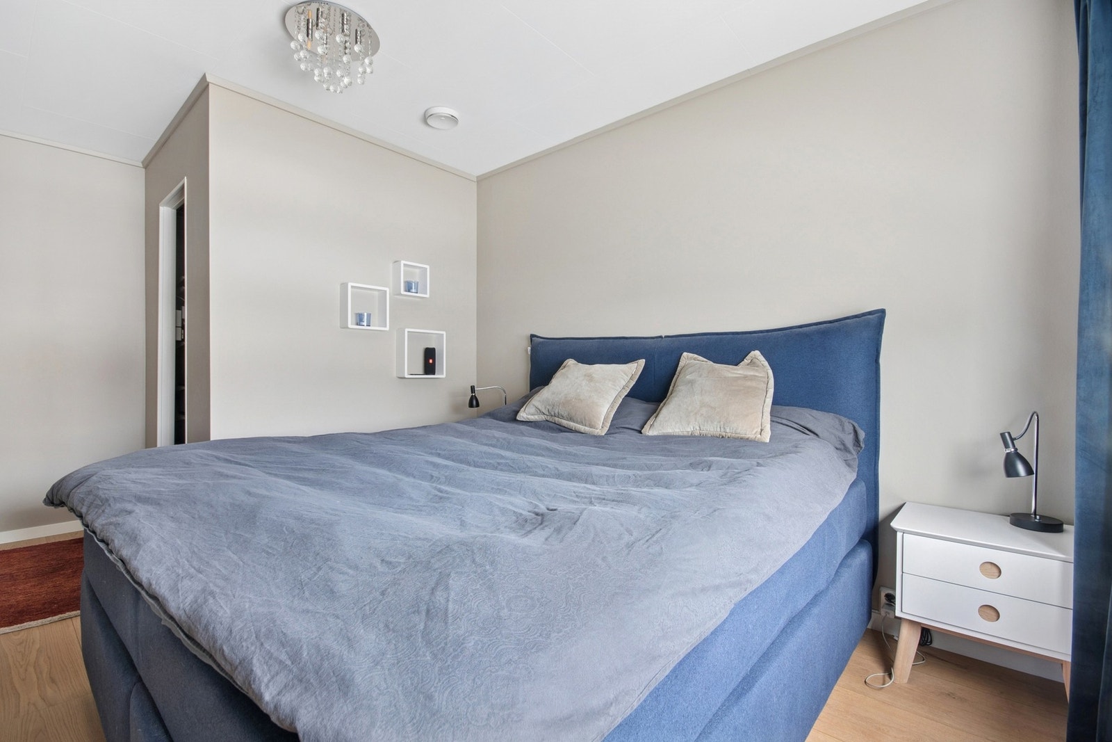 Hovedsoverom - boligen har totalt 3 soverom Galleribilde