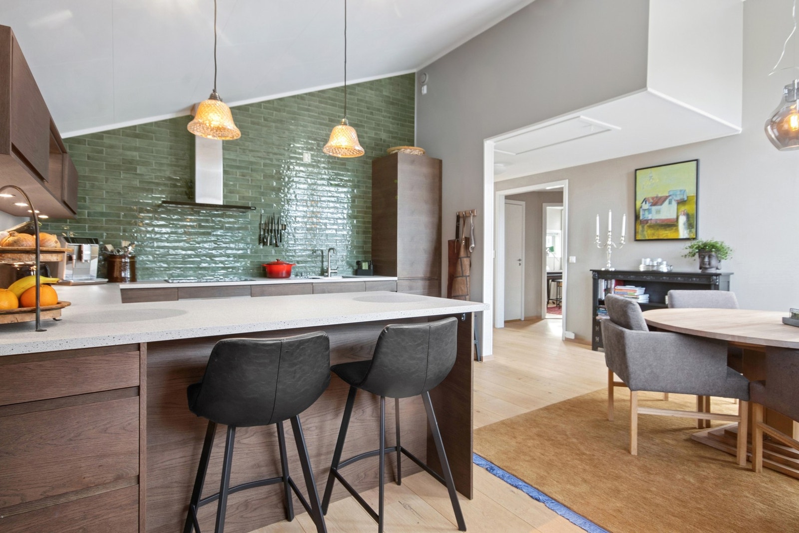 På kjøkkenet har du også en praktisk kjøkkenøy/frokostøy Galleribilde