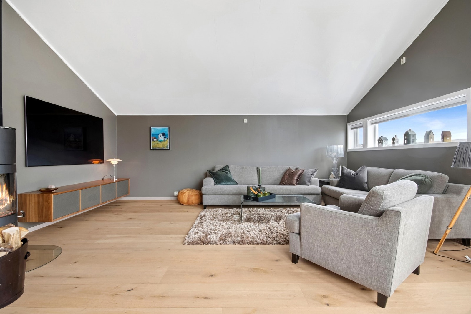 God plass til sofakrok og TV Galleribilde