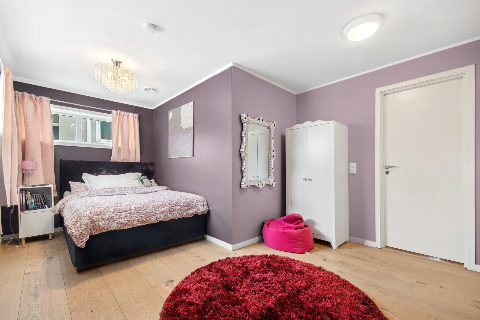 Soverom 2 - Tre soverom i første etasje har varmekabler i gulv Galleribilde