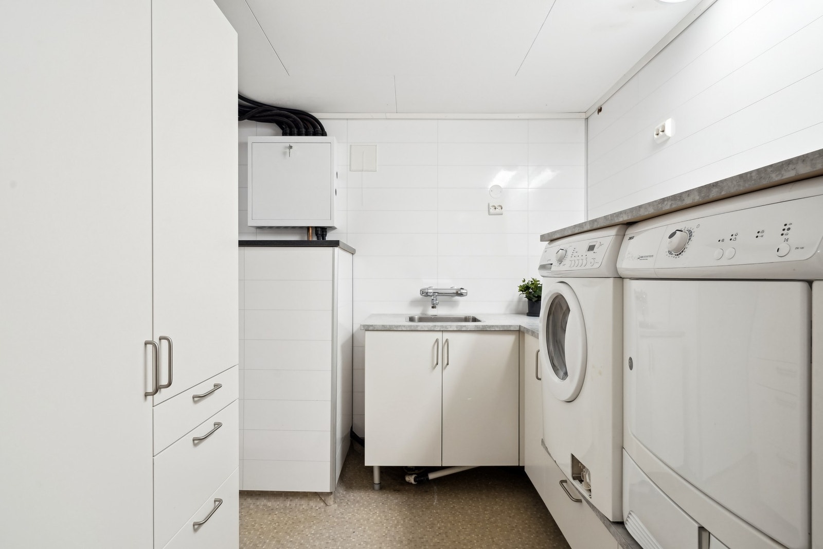 Boligen har eget vaskerom med god plass til både vaskemaskin og tørketrommel. Her er det også elektriske varmekabler i gulv, samt rør-i-rør system. Galleribilde