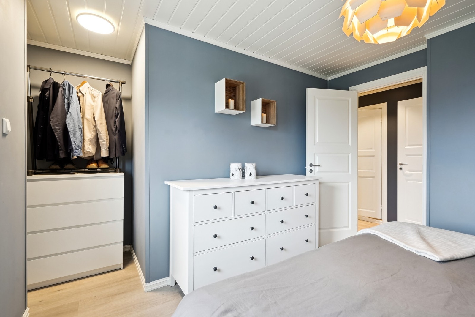 Kroken til venstre er et tidligere kott som i dag er innlemmet i soverommet. Her er det mulighet for skyvedørsgarderobe. Galleribilde