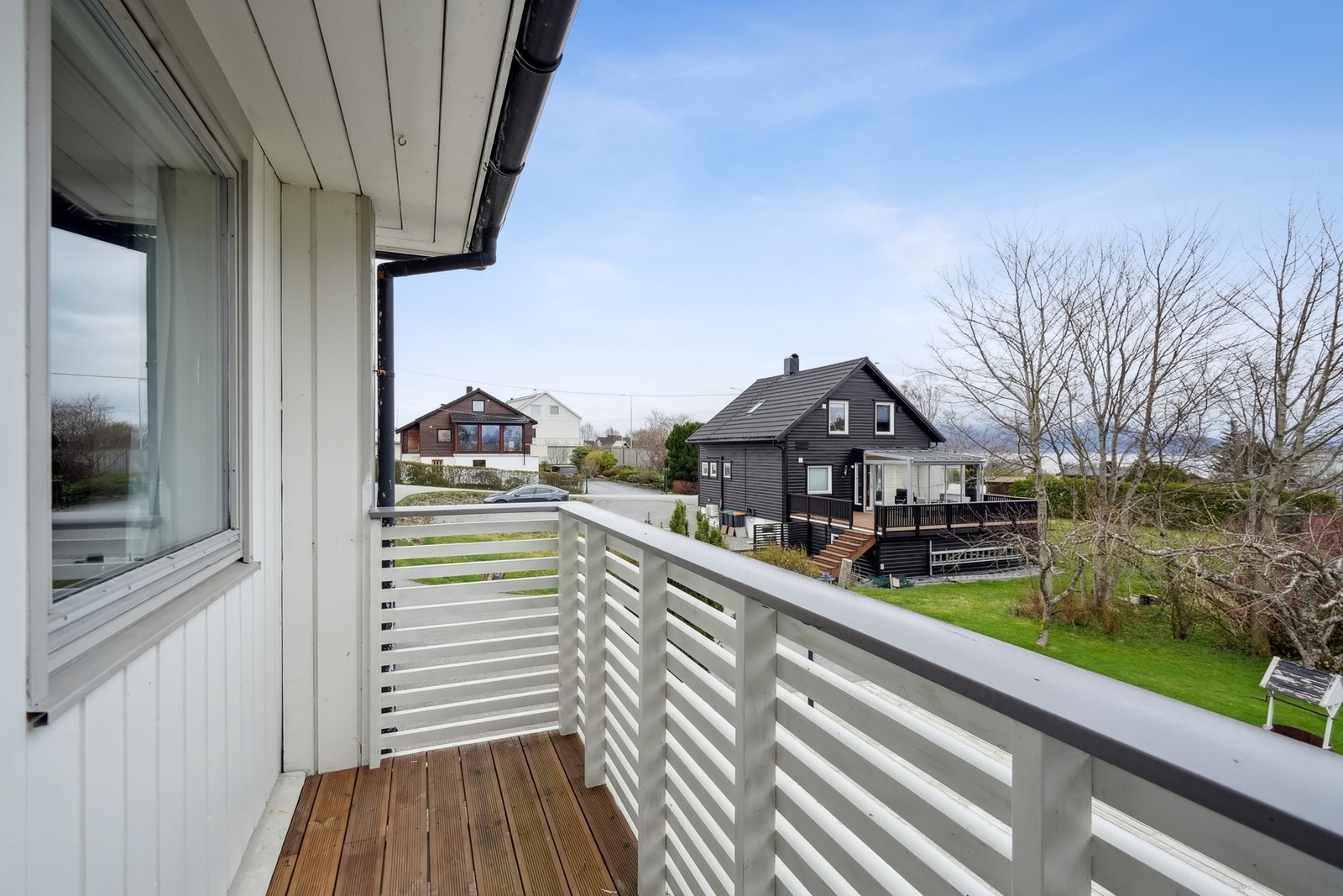 Soverommet har egen balkong på omtrent 3 kvadratmeter. Terrassebordene er skiftet ut i ca. 2022, og rekkverket er fra 2024. Galleribilde