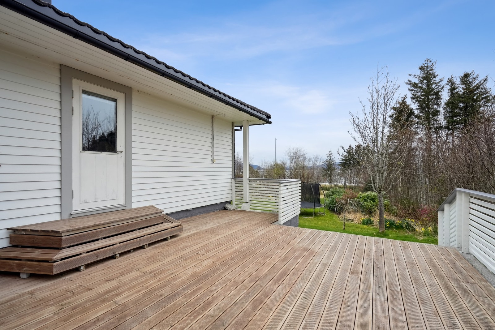Fra stuen fører balkongdøren ut til terrassen, denne på omtrent 29 kvadratmeter. Perfekt for hyggelige sommerstunder! Galleribilde