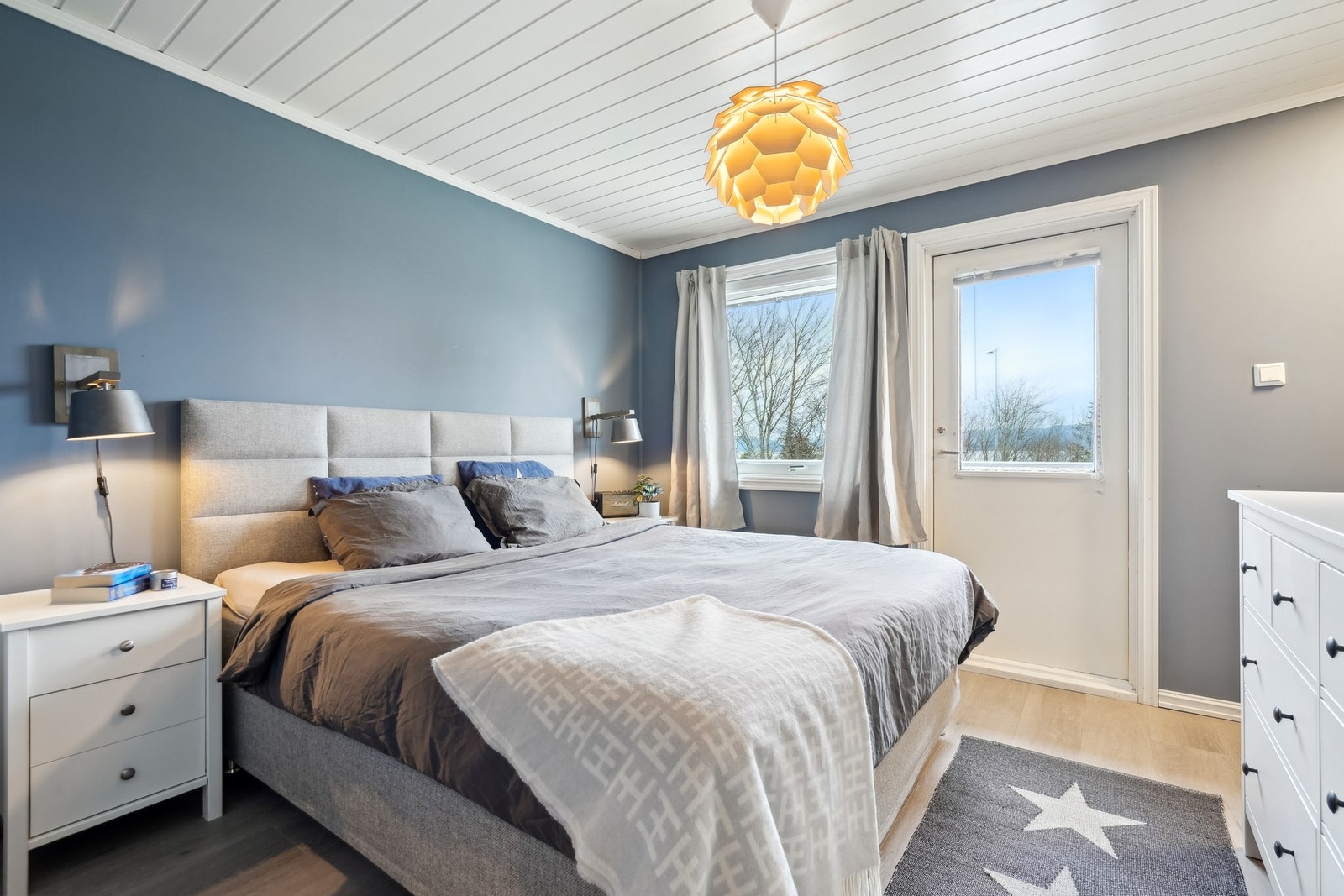 Hovedsoverommet er romslig, med svært god plass til seng av ønsket størrelse og tilhørende møblement. Galleribilde