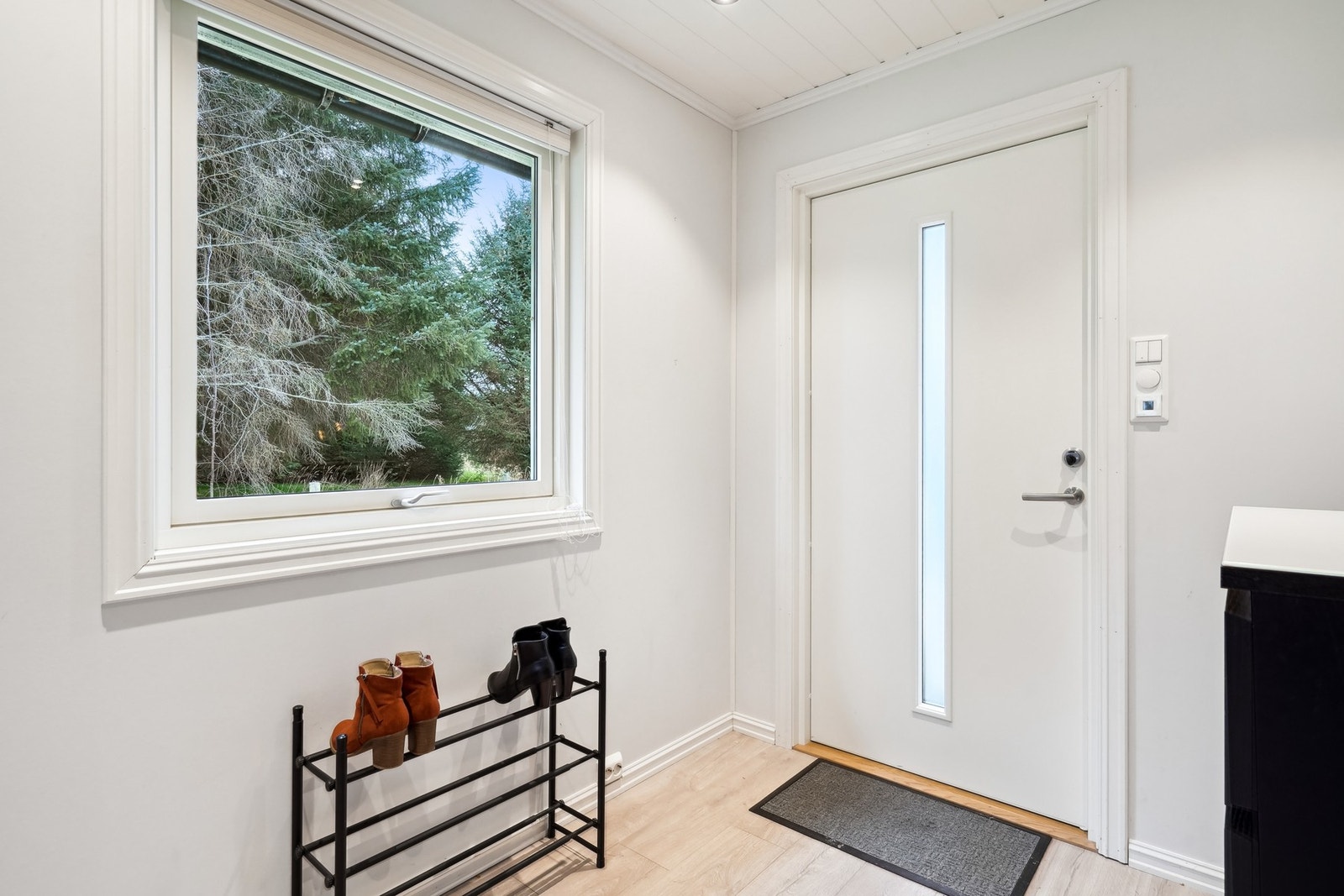 En lys og romslig entrè ønsker deg velkommen inn. Her er det elektriske varmekabler i gulv, og ytterdøren er ny fra januar i år. Galleribilde