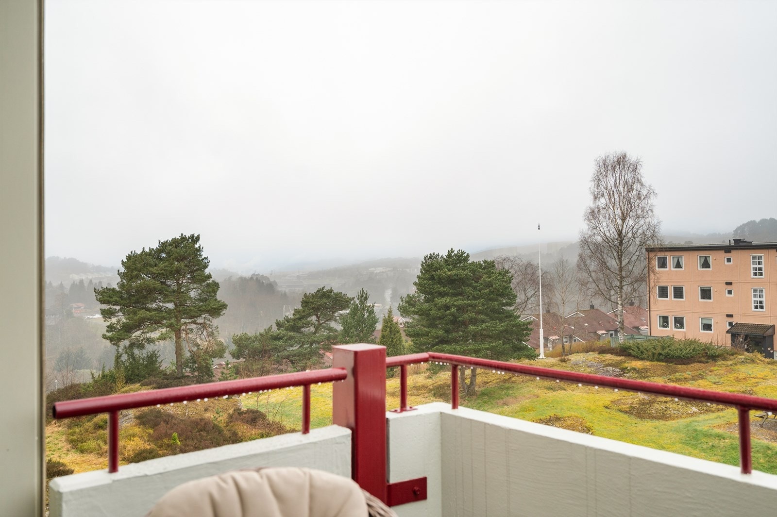 Her har du flott utsikt, og kan sitte skjermet fra trafikk og støy Galleribilde