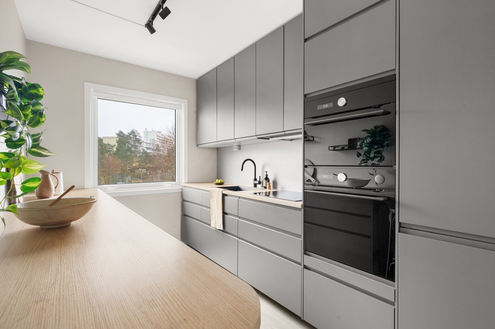 Her får du rikelig med plass til både matlaging og oppbevaring Galleribilde