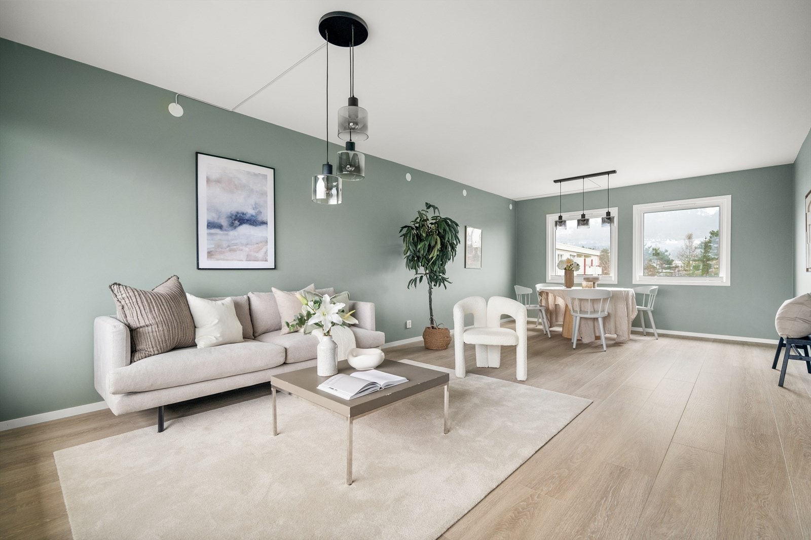 Stuen er malt i en tidsriktig farge, som komplimenteres av et flott laminatgulv Galleribilde