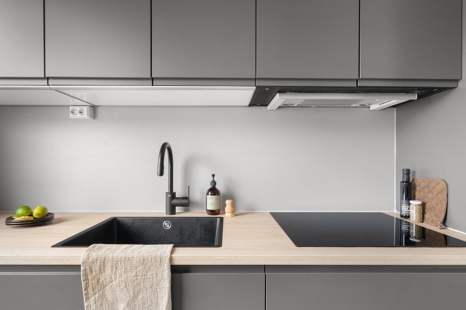 Kjøkkeninnredning med slette fronter og laminat benkeplate fra IKEA Galleribilde