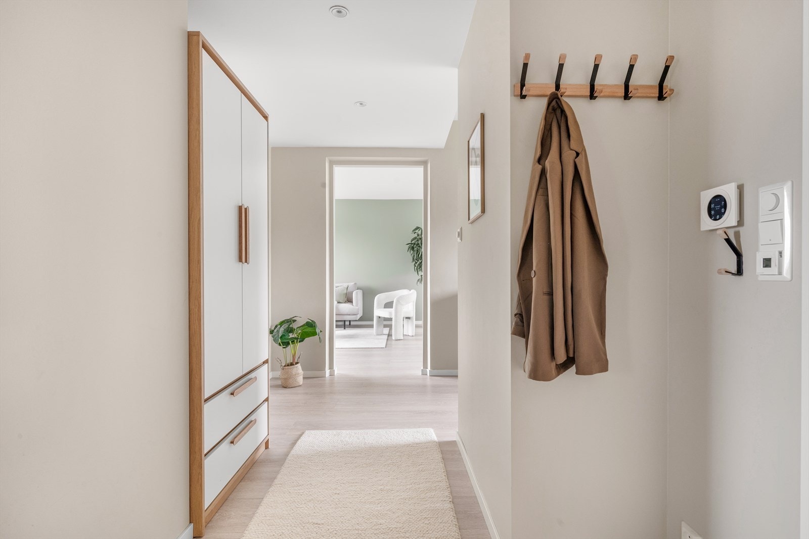 Velkommen inn i en romslig og velopplyst gang! Galleribilde