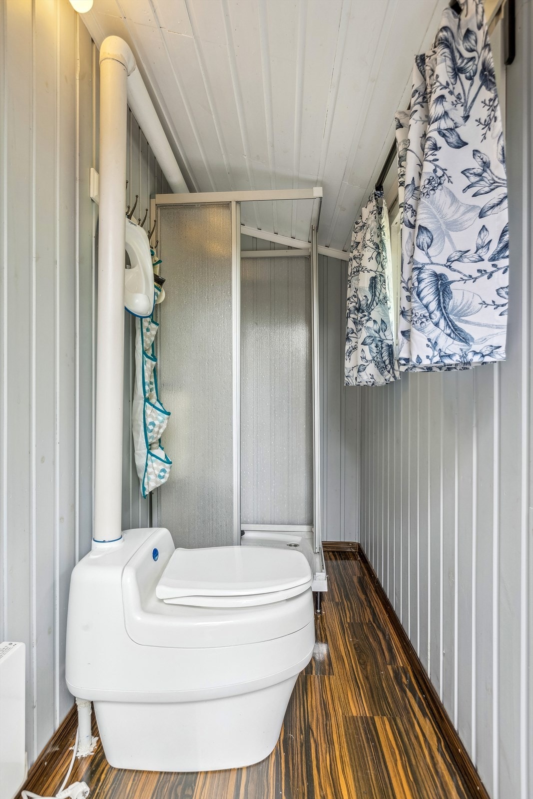 Tilleggdel innredet som baderom - ikke godkjent, se "Ferdigattest" Galleribilde